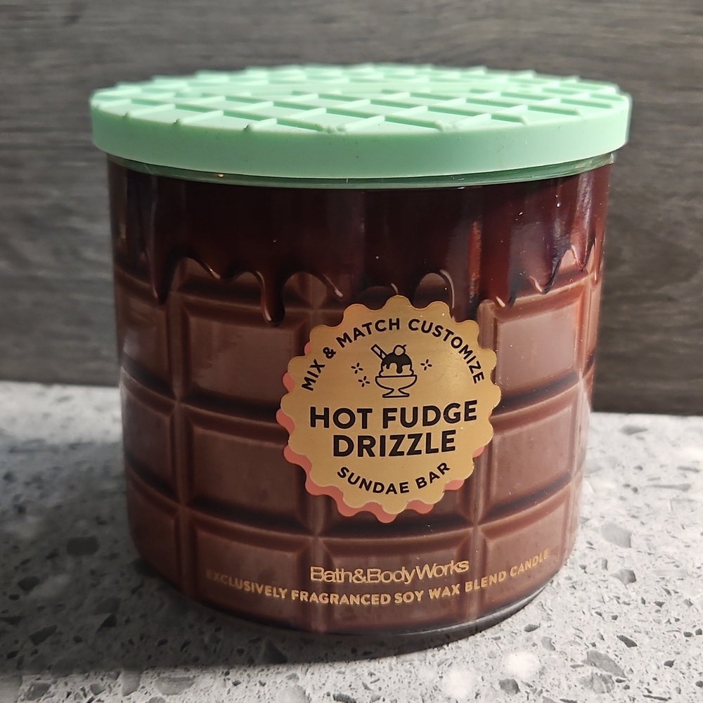 BATH & BODY WORKS HOT FUDGE DRIZZLE Sundae Bar WAFFLE CONE LID 3 WICK CANDLE NEW
